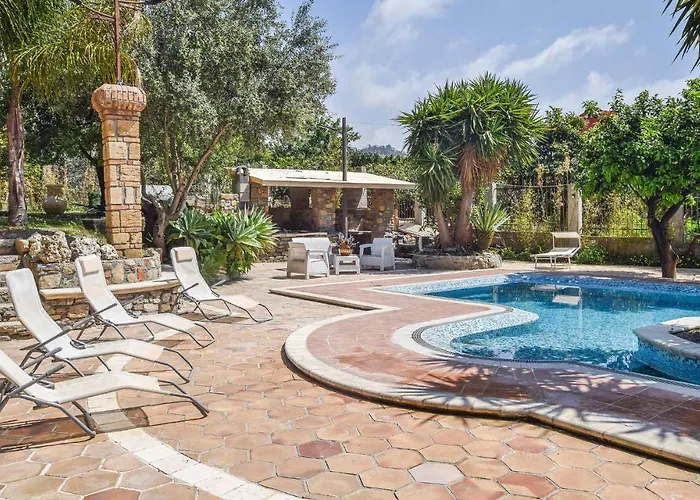 בית נופש Stunning In Saline Ioniche *